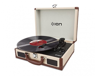 Ion Audio Vinyl Motion Deluxe | Transportabler Retro Koffer Plattenspieler mit USB Digital Encoder + wiederaufladbarem Akku - inkl. Converter Software (MAC/PC) - Cremefarben - 1